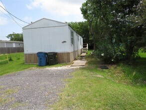 735 5th St in San Leon, TX - Foto de edificio - Building Photo