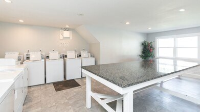 Crystal Townhomes in Atlanta, GA - Foto de edificio - Building Photo