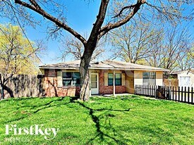 213 E 5th St in Lancaster, TX - Building Photo