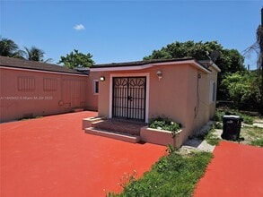 7601 SW 22nd St in Miami, FL - Building Photo - Building Photo
