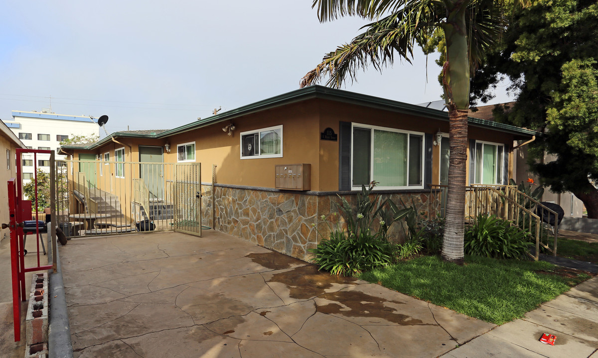 115 S Horne St in Oceanside, CA - Building Photo