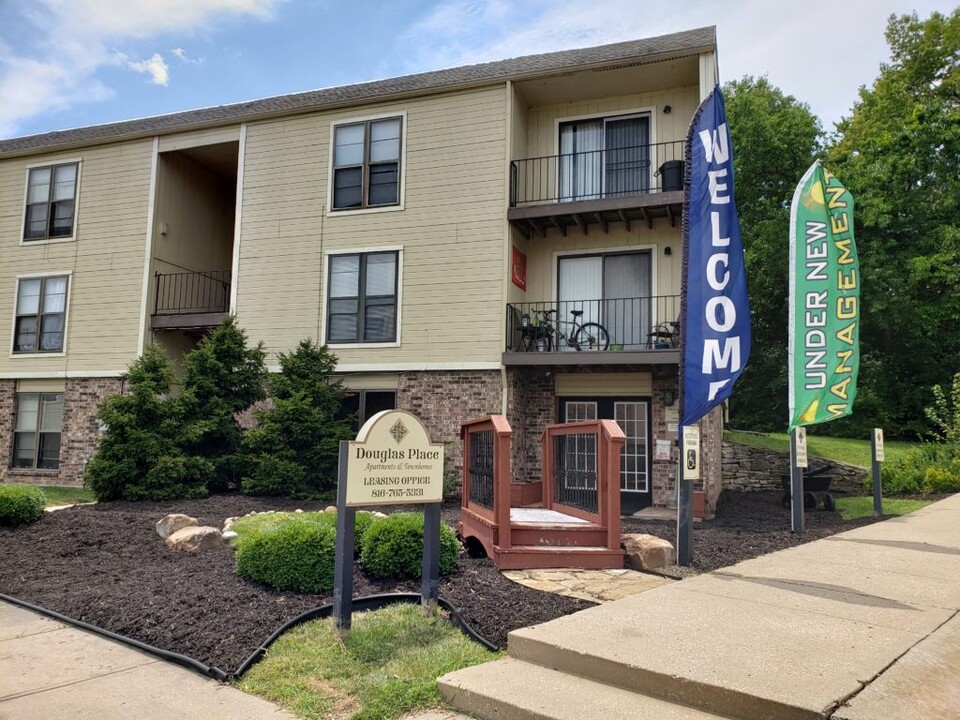 Douglas Place in Grandview, MO - Foto de edificio