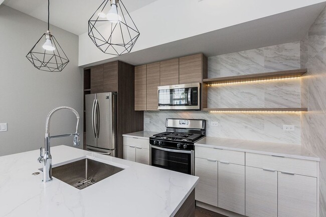 2450 W Chicago Ave in Chicago, IL - Building Photo - Building Photo