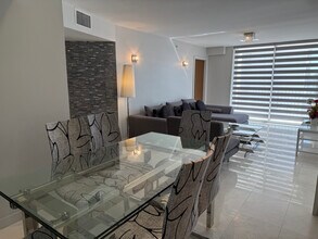 2333 Brickell Ave in Miami, FL - Foto de edificio - Building Photo