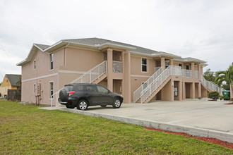 904 SE 13th St in Cape Coral, FL - Foto de edificio - Building Photo