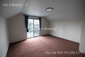 401 S Main St in Newberg, OR - Foto de edificio - Building Photo