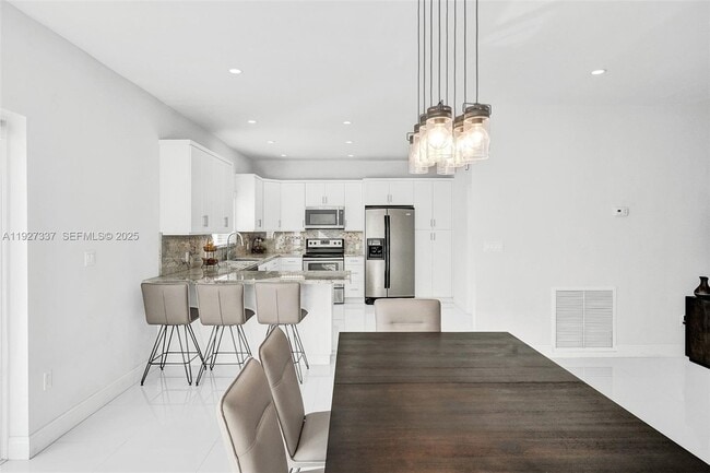 1102 Meadowlark Ave in Miami Springs, FL - Foto de edificio - Building Photo