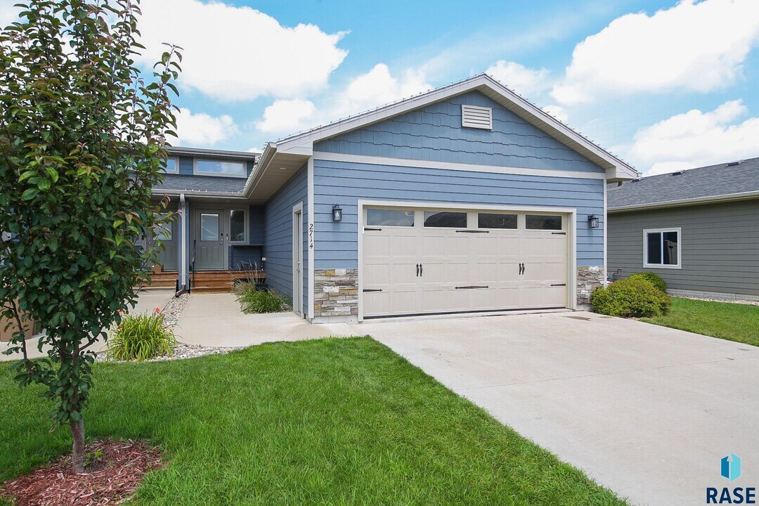 2714 E Sunburst Dr in Brandon, SD - Building Photo