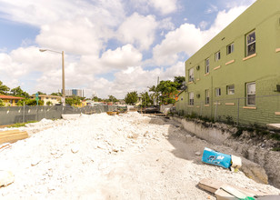 TriniSuites MetroPark in Miami, FL - Building Photo - Building Photo