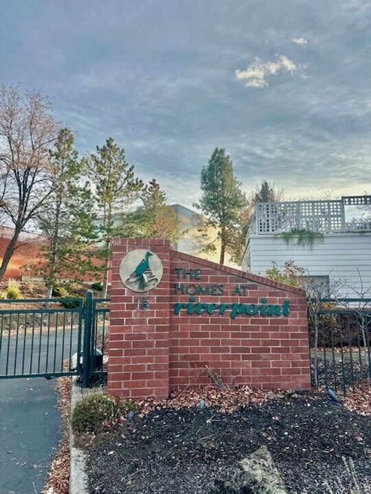 15 NW Portland Ave in Bend, OR - Building Photo