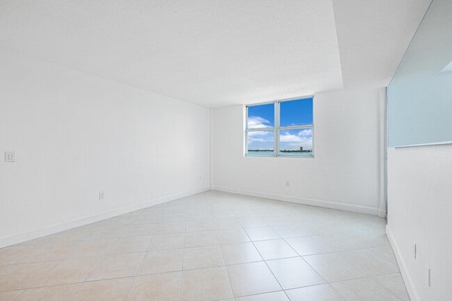 7501 E Treasure Dr in North Bay Village, FL - Building Photo - Building Photo