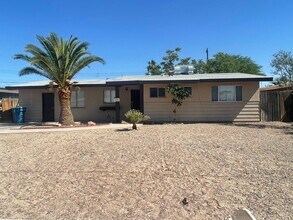 2200 Dune Dr in Las Vegas, NV - Building Photo - Building Photo