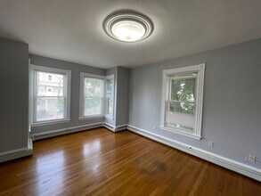 322 Beacon St, Unit 2 in Somerville, MA - Foto de edificio - Building Photo