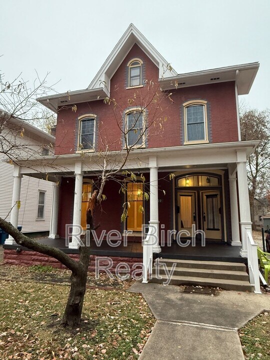 909 N 6th St in Springfield, IL - Building Photo