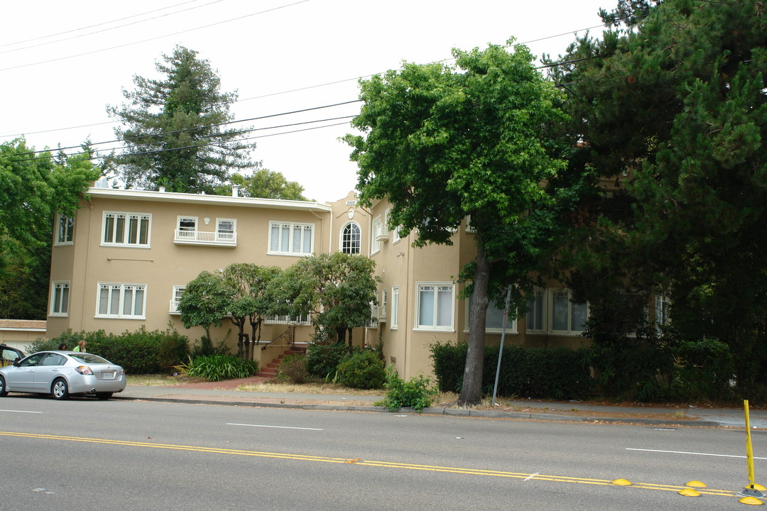 3000 Claremont Ave in Berkeley, CA - Building Photo