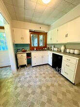323 Pelham Rd in Amherst, MA - Building Photo - Building Photo