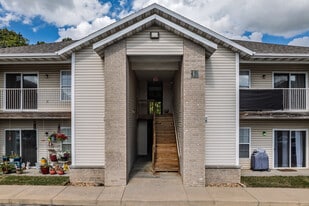 Pin Oak Apartments in Aurora, MO - Building Photo