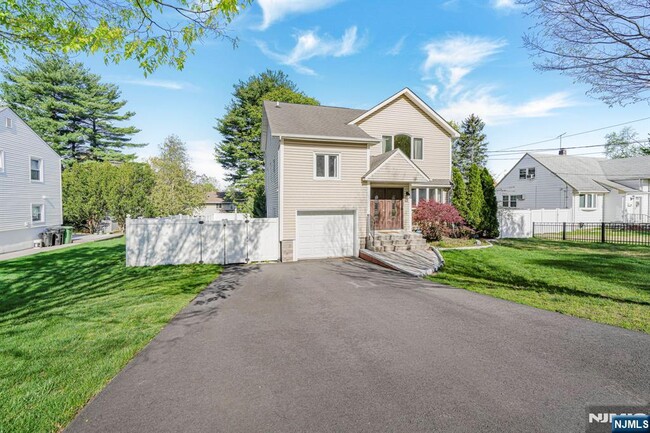 405 Burnet Pl in Paramus, NJ - Building Photo - Building Photo