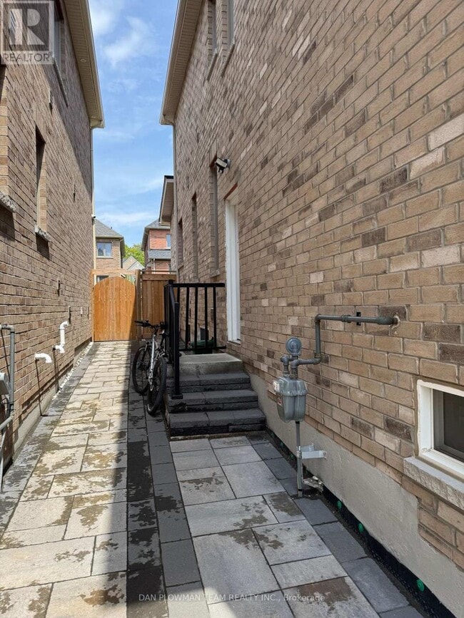 10 St Ives Cres in Whitby, ON - Building Photo - Building Photo