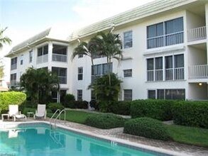 3055 Riviera Dr-Unit -205 in Naples, FL - Foto de edificio - Building Photo
