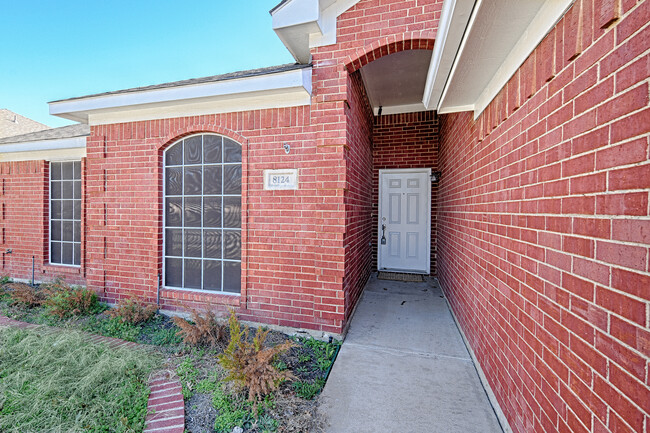 8124 Jolie Dr in Fort Worth, TX - Foto de edificio - Building Photo