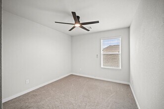 144 Shining Pt Dr in Waller, TX - Foto de edificio - Building Photo