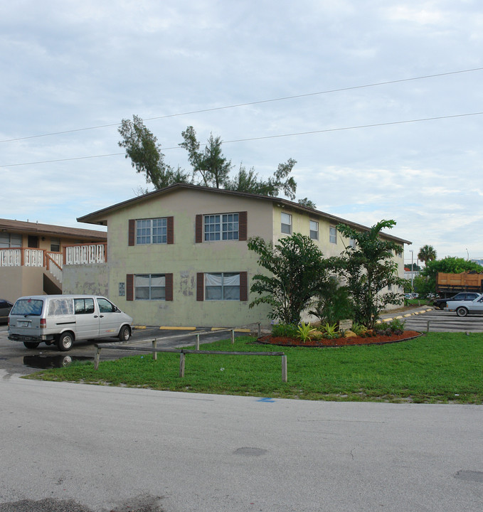 101-105 SE 26th St in Fort Lauderdale, FL - Building Photo