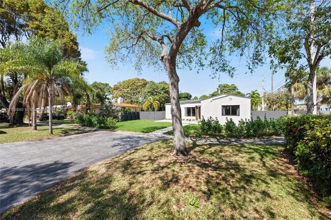 185 NE 106th St in Miami Shores, FL - Foto de edificio - Building Photo