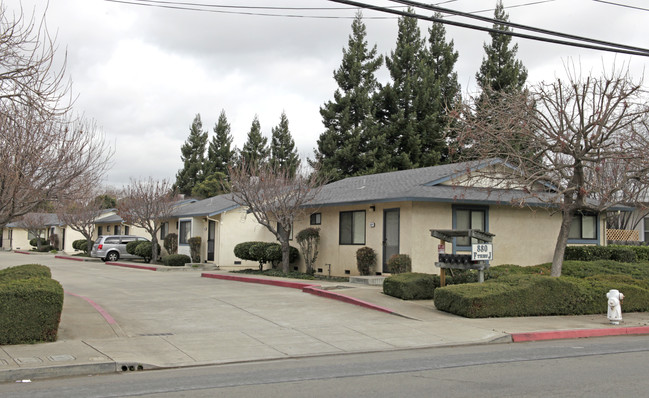 880 Blossom Way in Hayward, CA - Building Photo - Building Photo