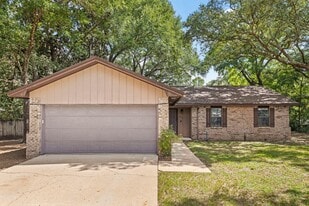 403 Anchors St in Niceville, FL - Building Photo