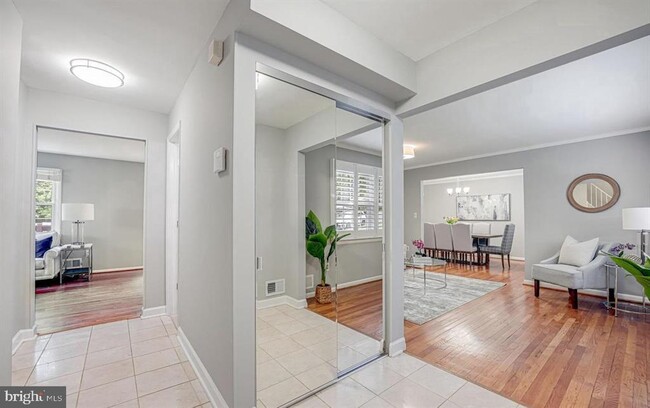 2221 Senseney Ln in Falls Church, VA - Building Photo - Building Photo