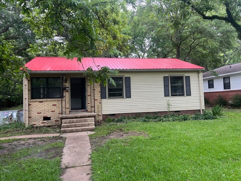 96 Meadowbrook Dr in West Point, MS - Building Photo