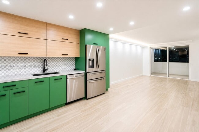 1331 Lincoln Rd in Miami Beach, FL - Building Photo - Building Photo