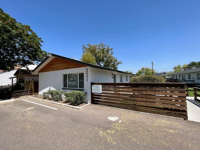 221 N Elm St in Gilbert, AZ - Foto de edificio - Building Photo