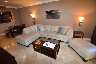 270 E Flamingo Rd in Las Vegas, NV - Foto de edificio - Building Photo