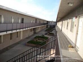 13709 Chadron Avenue in Hawthorne, CA - Foto de edificio - Building Photo