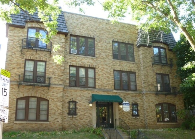 2937 N Bartlett Ave, Unit 1 in Milwaukee, WI - Building Photo - Building Photo