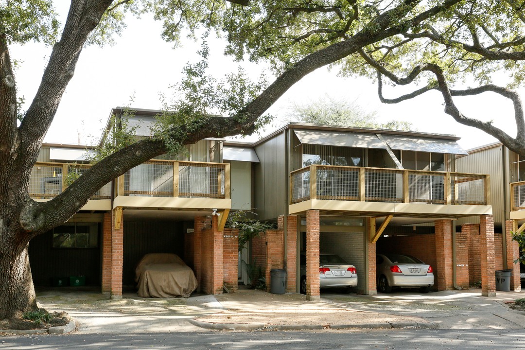 Vassar Place Apartments in Houston, TX - Building Photo