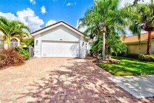 7931 Valentina Ct in Naples, FL - Building Photo