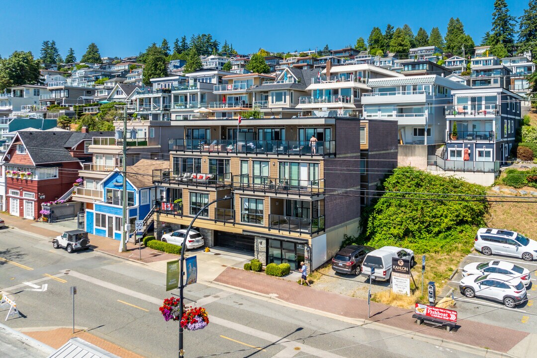 15449 Marine Dr in White Rock, BC - Building Photo