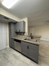 8737 NW 39th St in Sunrise, FL - Foto de edificio - Building Photo