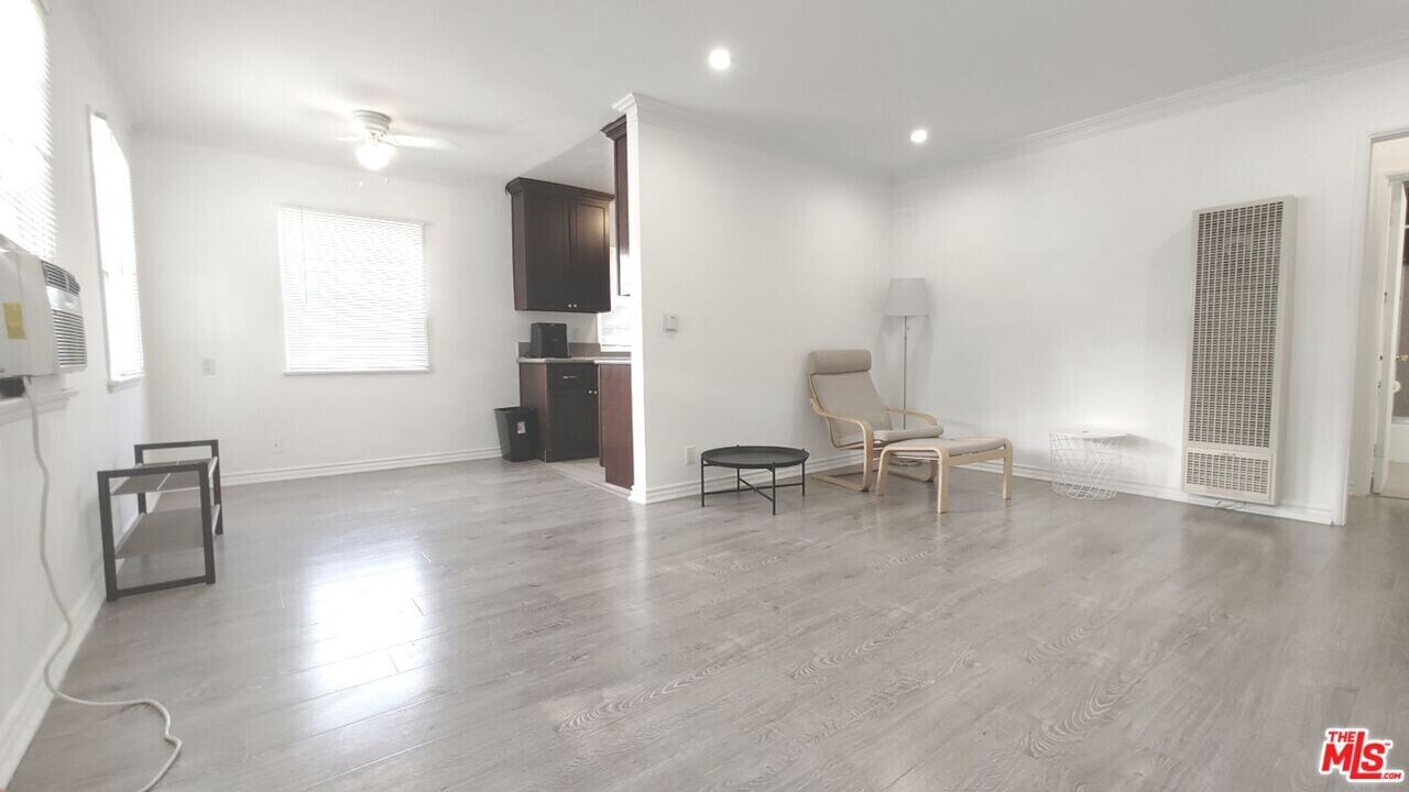 10385 W Olympic Blvd in Los Angeles, CA - Building Photo