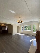 521 E Valencia Ave in Burbank, CA - Foto de edificio - Building Photo