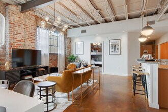 828 St Charles Ave in New Orleans, LA - Building Photo - Building Photo