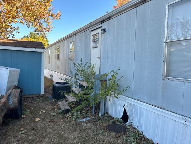 2021 W 3rd St in Newton, KS - Foto de edificio - Building Photo