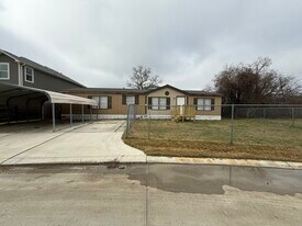 124 Egret Canal N in Baytown, TX - Building Photo