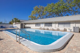 Armature Lake Apartments in Port Richey, FL - Foto de edificio - Building Photo