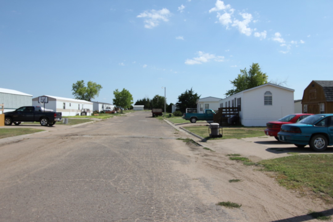 100 Darcie Dr in Hays, KS - Foto de edificio