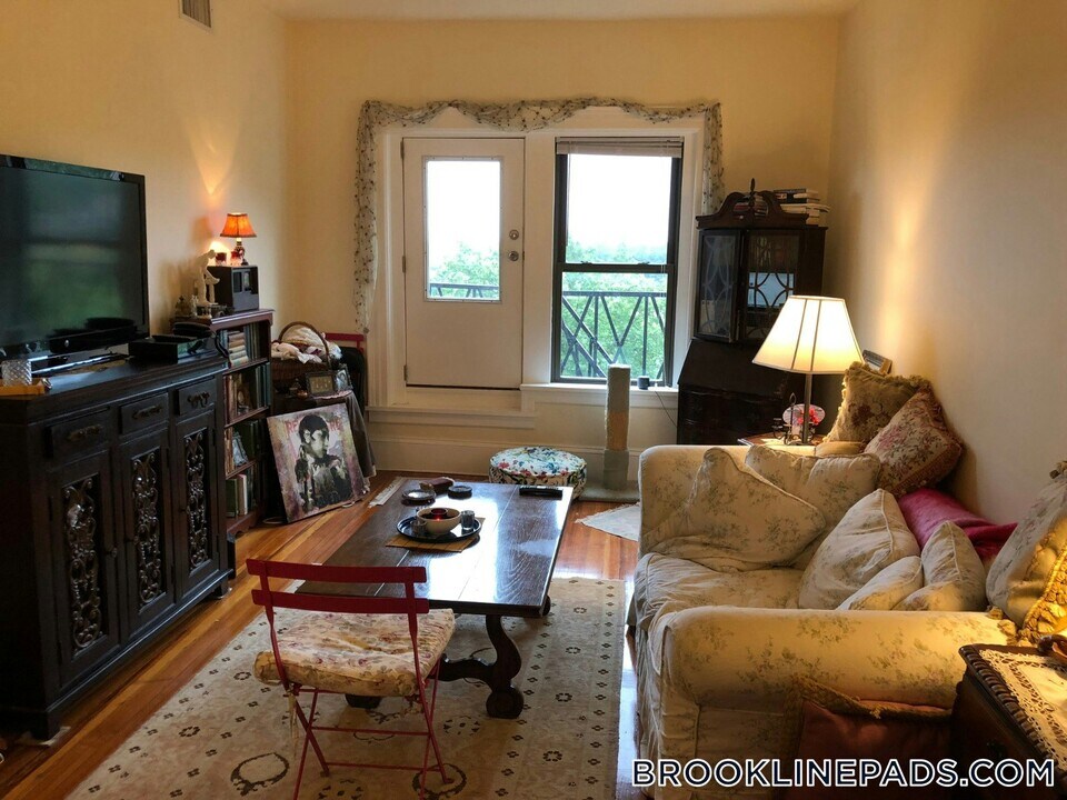 1463 Beacon St in Brookline, MA - Building Photo