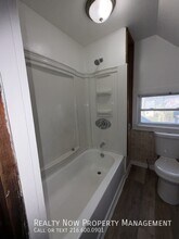 1344 S Green Rd, Unit Unit 2 in South Euclid, OH - Foto de edificio - Building Photo